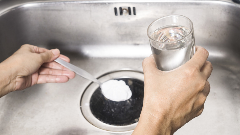 unblocking drain with vinegar and baking soda