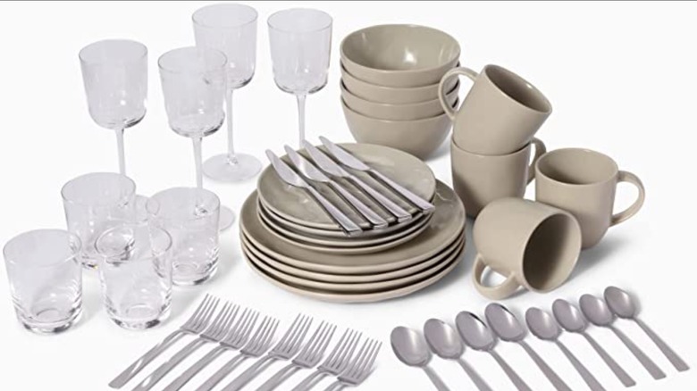 Leeway's dinnerware set