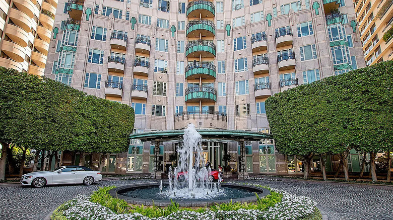 wilshire building entryway with fountain