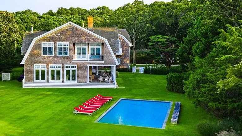 Exterior view of the Hamptons house rented by Kourtney Kardashian & sister, Khloe 