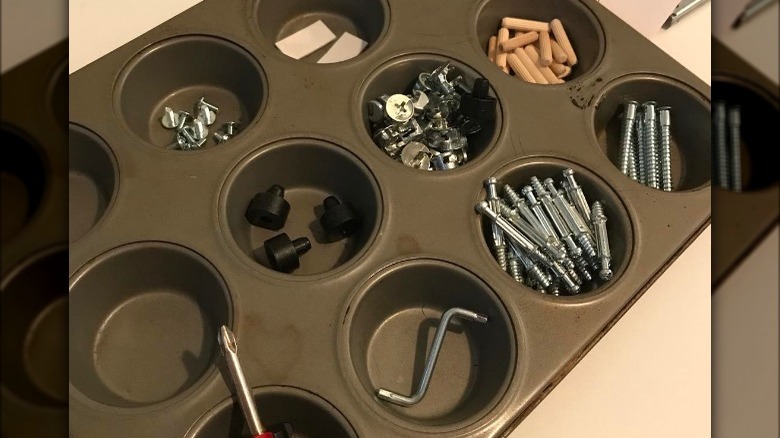 muffin tin with screws