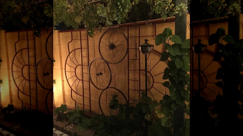 headboard trellis on a wall