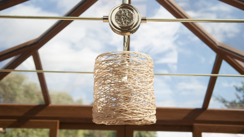 Columnar lamp shade made of twine