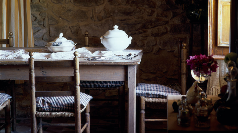 Rustic table and farmhouse style