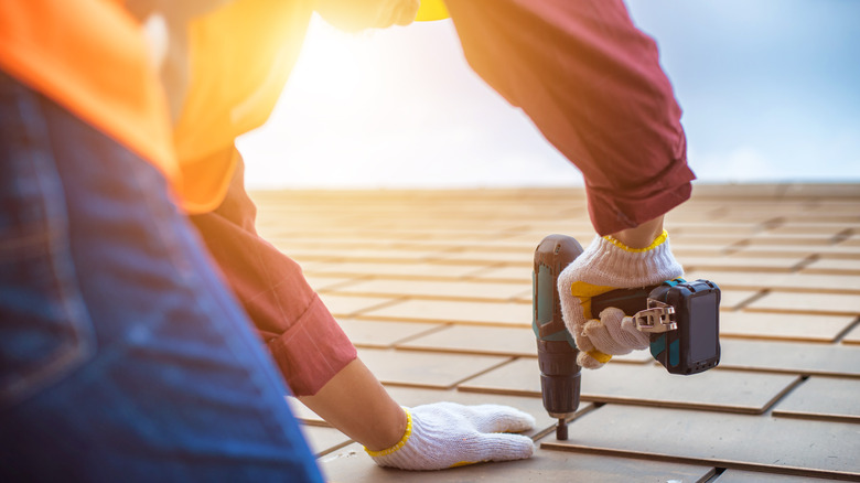 fixing roof shingles