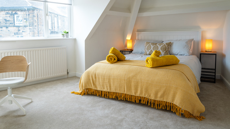 Neutral bedroom with yellow sheets