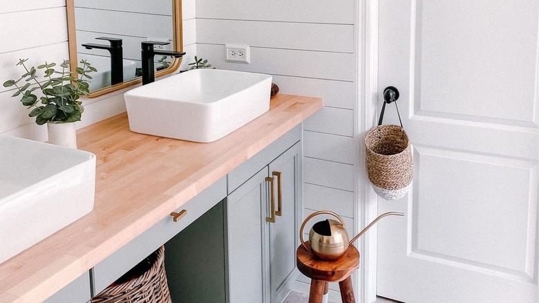 Farmhouse modern bathroom