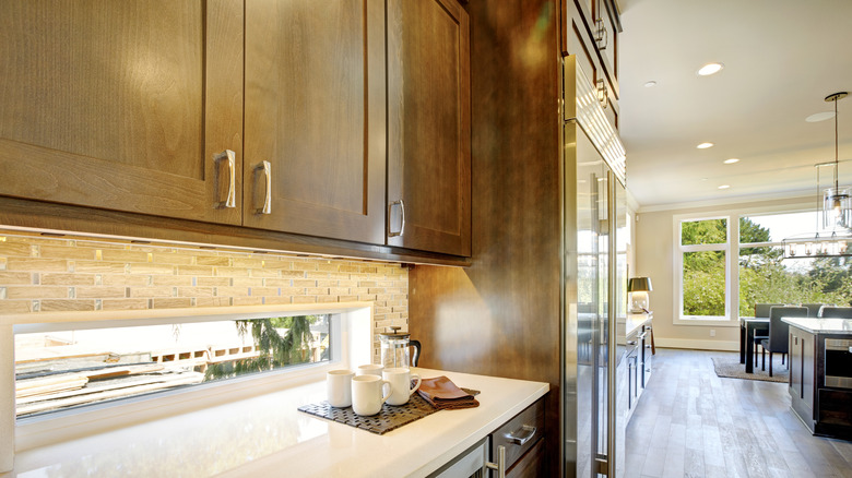 Traditional closed kitchen cabinets