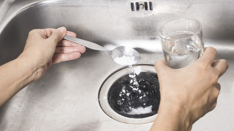 baking soda vinegar clean sink