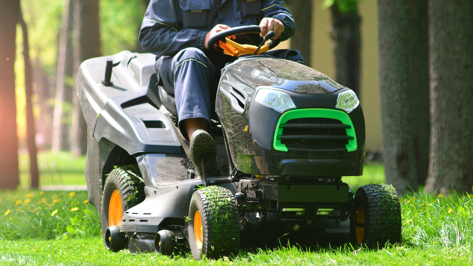 https://www.housedigest.com/img/gallery/are-murray-riding-lawn-mowers-any-good-what-we-know/l-intro-1707259176.jpg