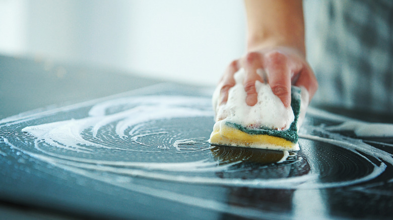 hand cleaning countertop