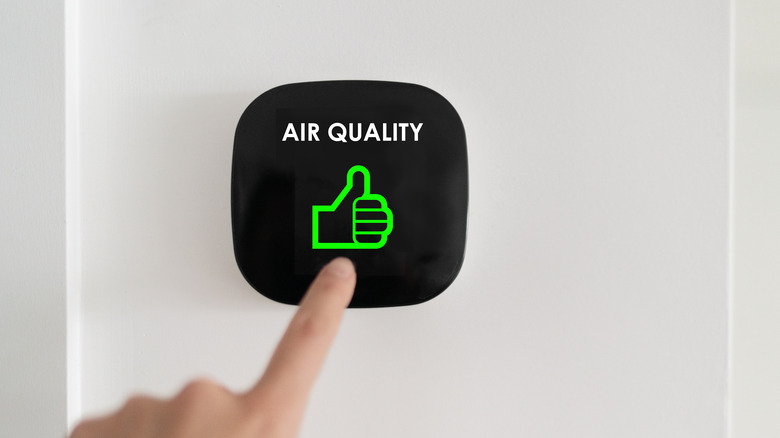 Smart thermostat measuring air quality