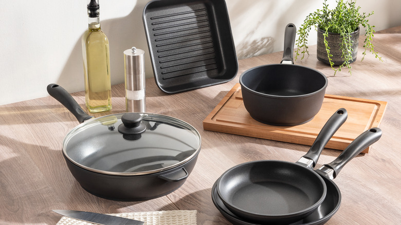 cookware set with plastic handles