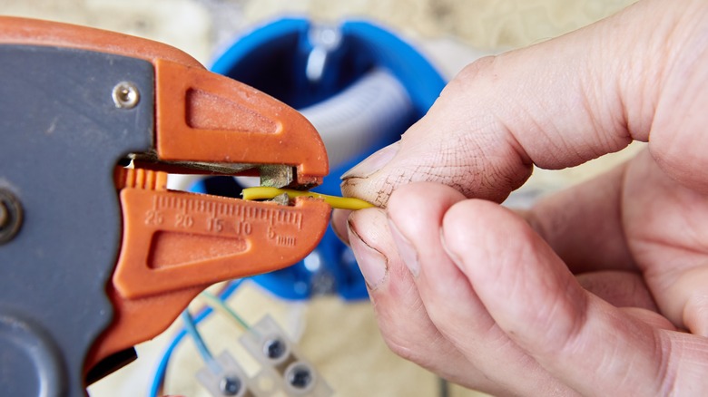 Automatic wire stripper removing insulation