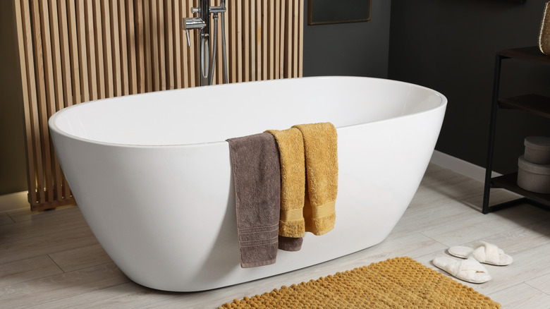 Freestanding bath tub with mustard accessories