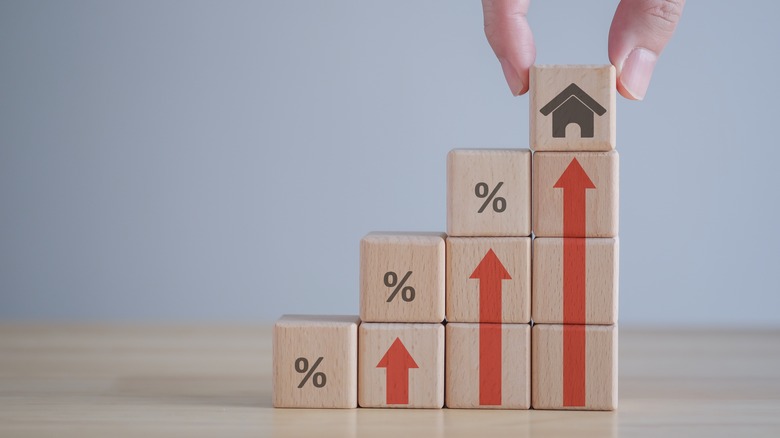 blocks illustrating rising mortgage rates