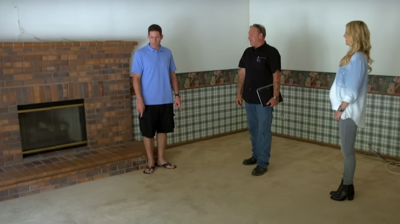 Flip or Flop hosts in old living room