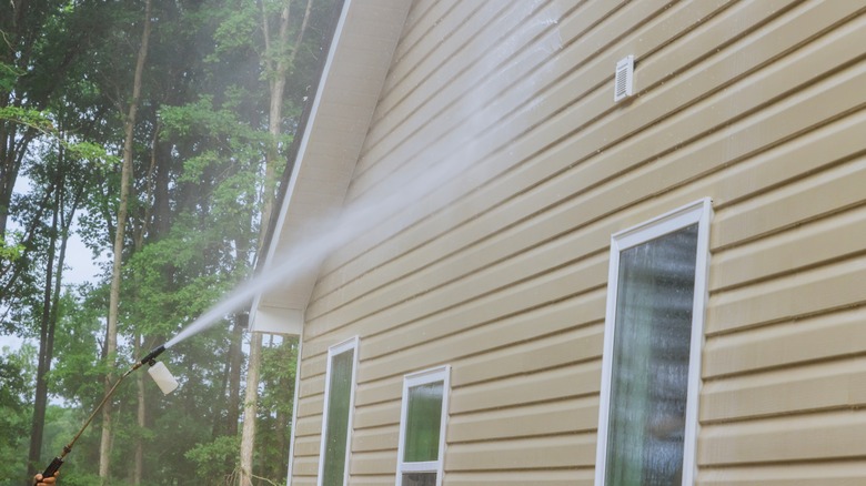 Pressure washing vinyl siding 