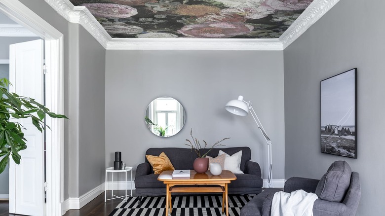 Living room with multi-colored floral wallpaper on the ceiling