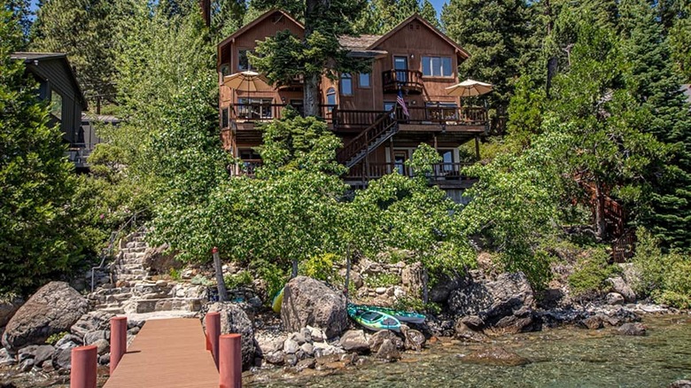 Tree house by the lake