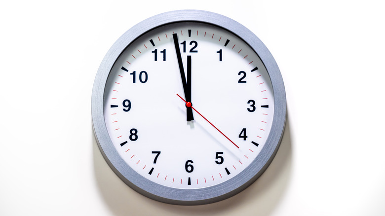 analog clock face