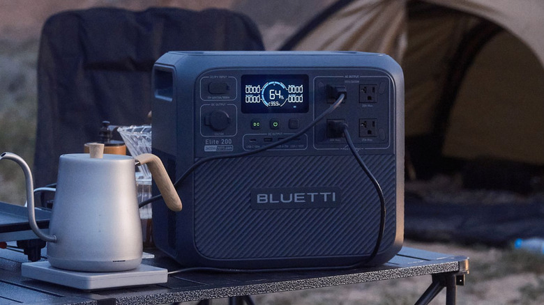 BLUETTI Elite 200 heating up a pot of water at a campsite.