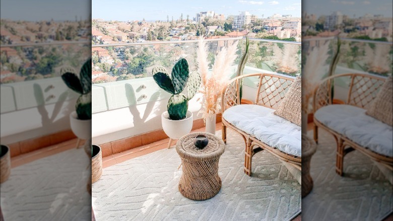 Balcony with bench seating