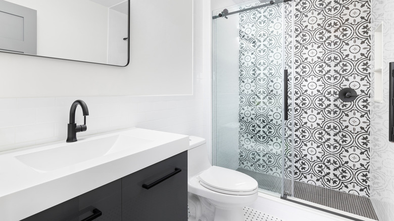 Modern black and white bathroom 