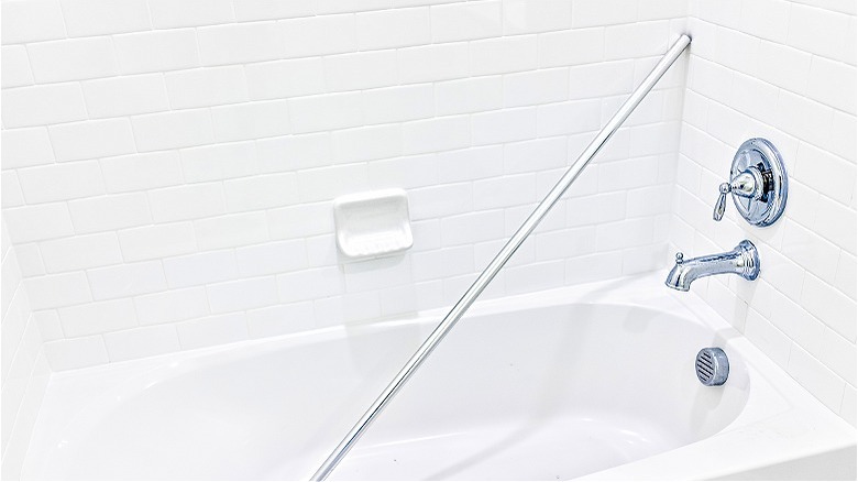 Shower curtain rod in tub