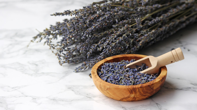 Dried lavender in bowl