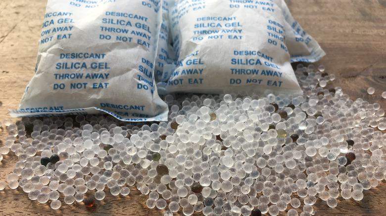 Silica gel packets and beads