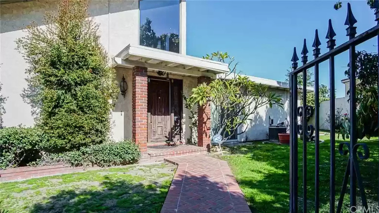 entry shot of quaint house in los angeles county