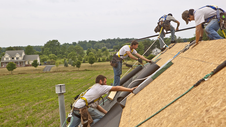 professionals fixing roof leaks