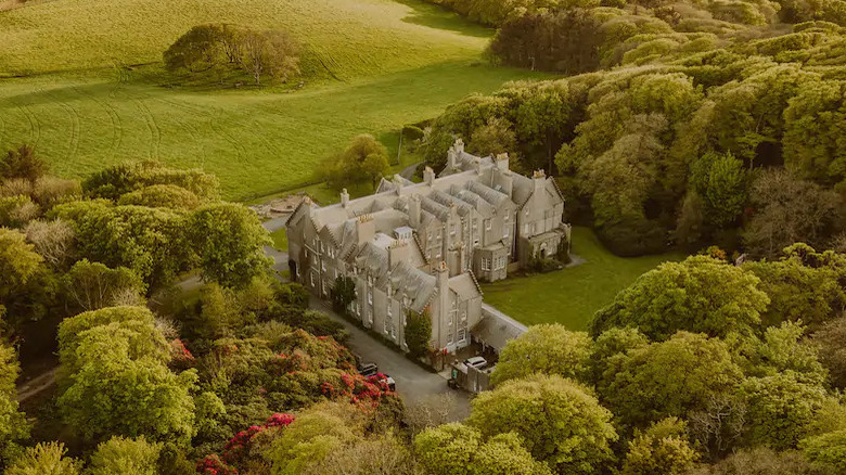 A sprawling view of Dunskey Castle