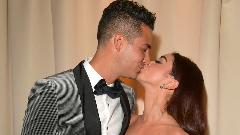 Sarah Hyland And Wells Adams kissing