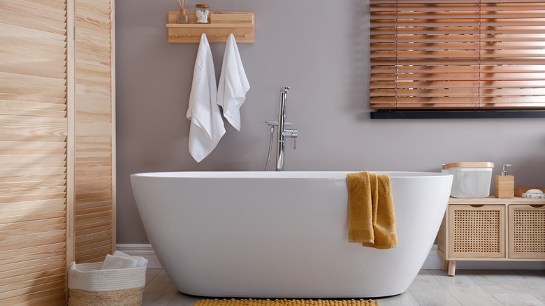 Pedestal bathtub in bathroom