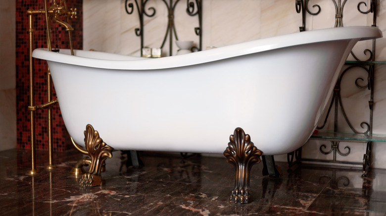 Elegant clawfoot tub