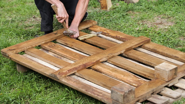 removing nails from wood pallet