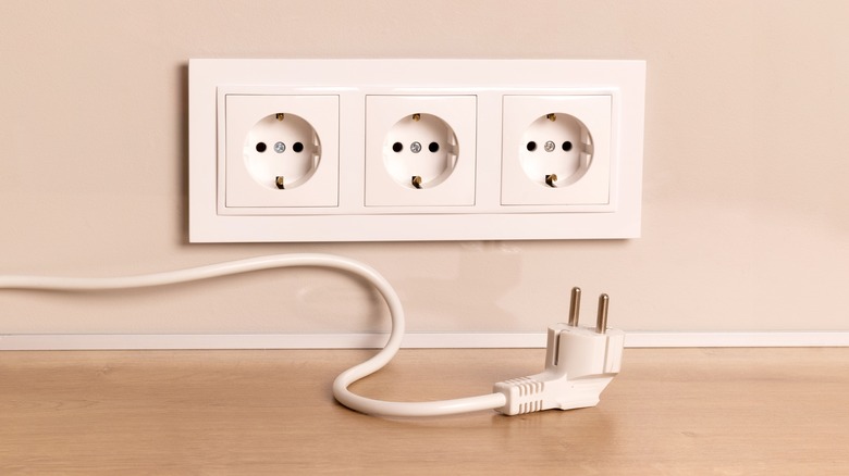 Electric cord and electric sockets 