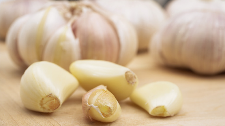 peeled and unpeeled gloves of garlic