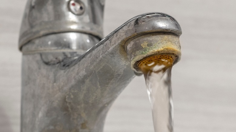 Faucet with wsater stains and rust