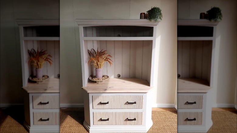 Entryway display hutch