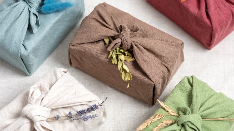 Linen gift wraps
