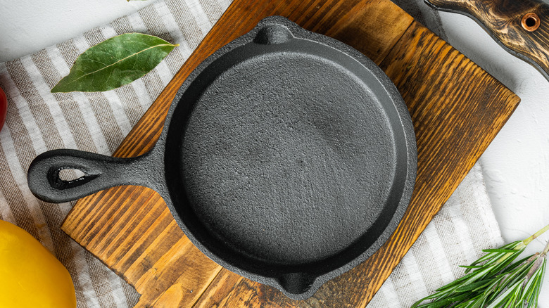 Cast iron pan