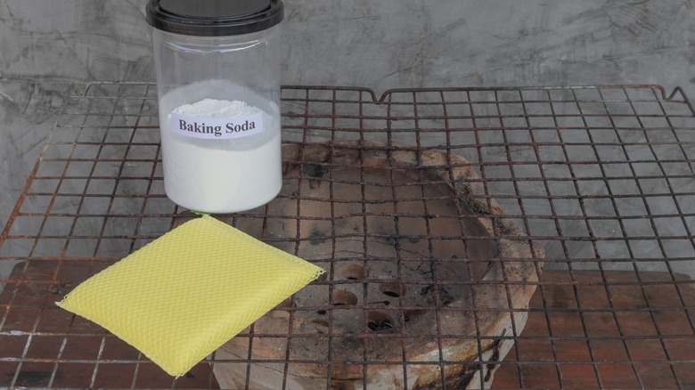 Baking soda on rusty grill