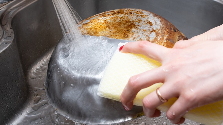 Cleaning a rusty pan