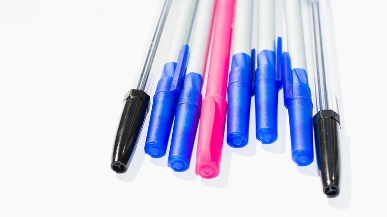 different colored pens blue black