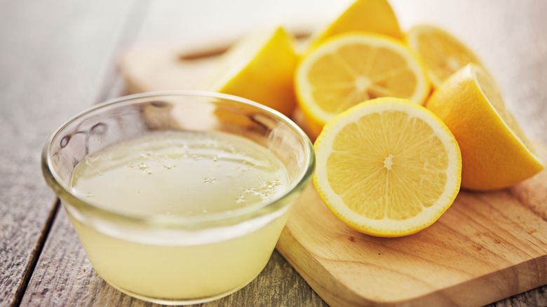 Lemons with lemon juice in a bowl