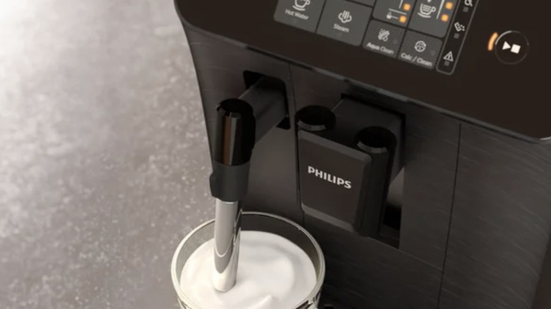 The Philips 800 Series makes a creamy latte