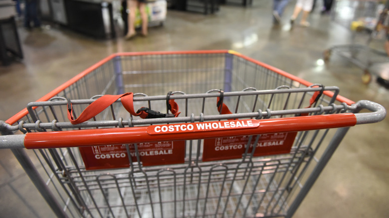 tampilan dekat kereta Costco